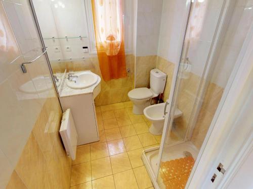 une salle de bain avec toilettes, lavabo et douche dans l'établissement Studio au dernier étage avec terrasse, parking privé, clim, et wifi - centre ville et plage à proximité - FR-1-196-234, à Menton