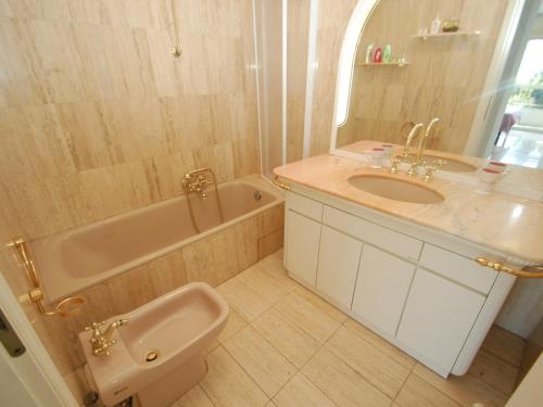 une salle de bain avec un lavabo, une baignoire et des toilettes dans l'établissement Grand 2P avec Terrasse, Aperçu Mer et Garage Privé – Menton Garavan - FR-1-196-268, à Menton