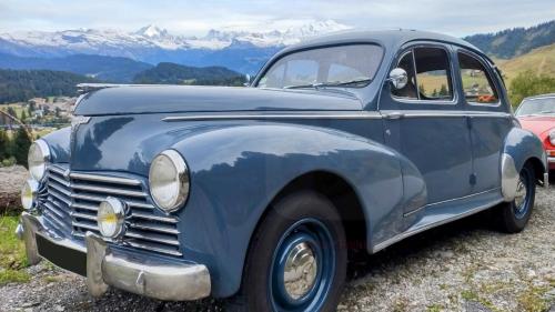 une vieille voiture bleue garée au sommet d'une colline dans l'établissement Annecy Genève & Rochexpo, à Bonneville