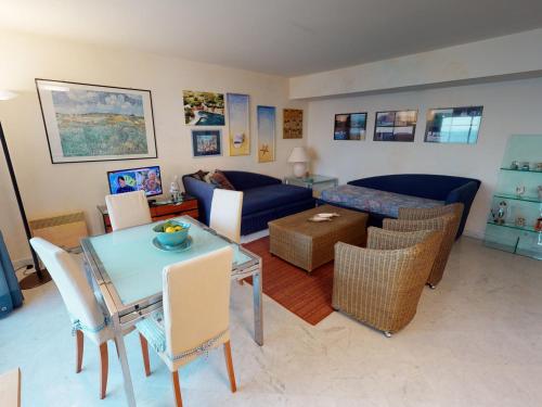 Grand 2P face mer avec balcon, parking, piscine et spa en centre-ville à Menton