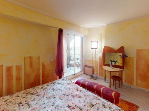 une chambre avec un lit, une table et une fenêtre dans l'établissement Grand 2P face mer avec balcon, parking, piscine et spa en centre-ville à Menton - FR-1-196-284, à Menton