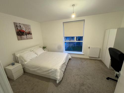 Katil atau katil-katil dalam bilik di Spacious en-suite room near Rainham & Dagenham