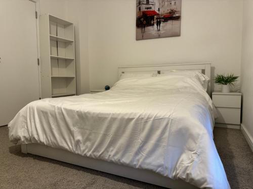 Katil atau katil-katil dalam bilik di Spacious en-suite room near Rainham & Dagenham