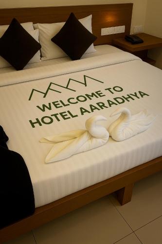 Postel nebo postele na pokoji v ubytování Hotel Aaradhya