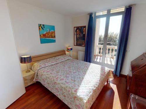 une chambre avec un lit et une fenêtre dans l'établissement Superbe duplex 3 pièces au calme avec terrasse, parking privé et WiFi - FR-1-196-294, à Menton