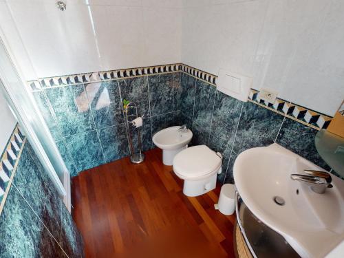 une salle de bain avec toilettes et lavabo dans l'établissement Superbe duplex 3 pièces au calme avec terrasse, parking privé et WiFi - FR-1-196-294, à Menton