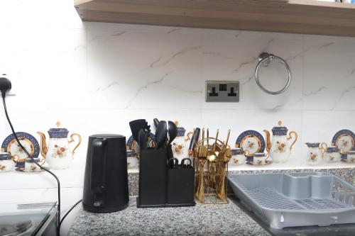 ナイロビにあるMWANGO HOMES - Elegant, Cozy, Homely 1-bedroom at Mirema Driveの台所用品付き台所カウンター