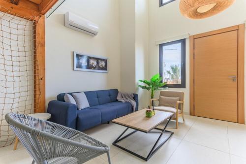 Ein Sitzbereich in der Unterkunft Sea Lofts - Kfar Abida Oceanfront Retreats