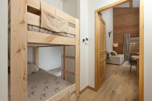 Giường trong phòng chung tại Le Kamdbaz, Morzine centre, 4-7 personnes