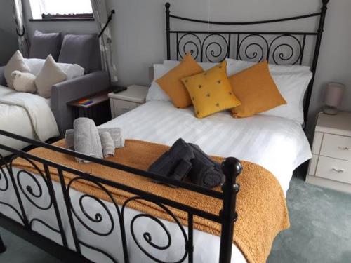 Giường trong phòng chung tại Eden House Retreat