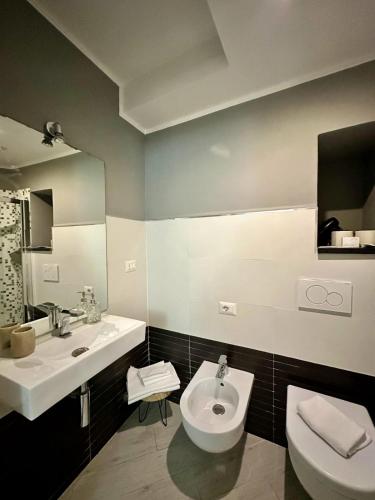 a bathroom with a sink and a toilet at Margot in Vernazza