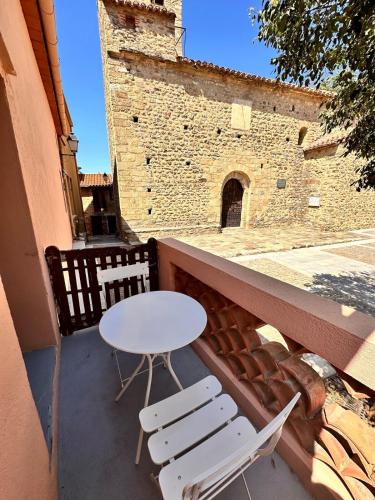 - un balcon avec une table et des chaises dans l'établissement Charmante maison catalane, à Villelongue-dels-Monts