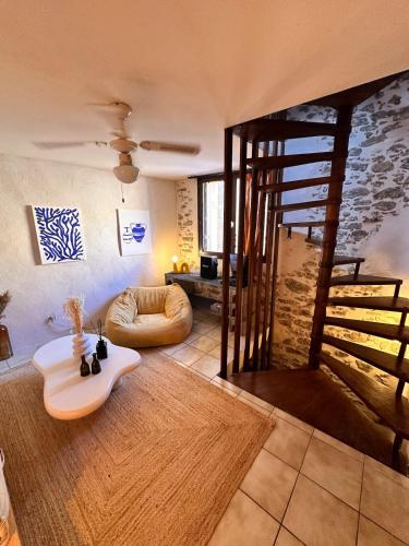 un salon avec un canapé et une table dans l'établissement Charmante maison catalane, à Villelongue-dels-Monts