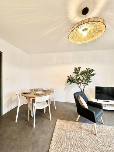 une salle à manger avec une table et des chaises dans l'établissement L evasion familiale, à Mulhouse