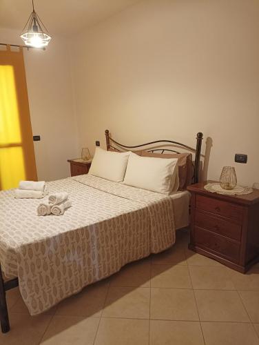 a bedroom with a bed with a wooden headboard and a table at Da Adry e Lodo in Settimo San Pietro