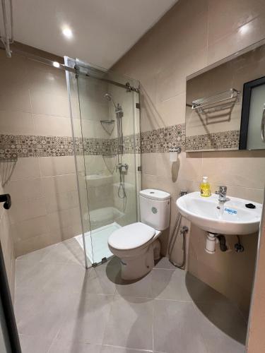 Un baño de Safari Stay Appart front mer avec piscine