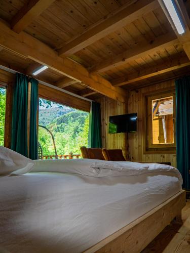 a large bed in a room with a window at Sumda Konaklar in Çamlıhemşin