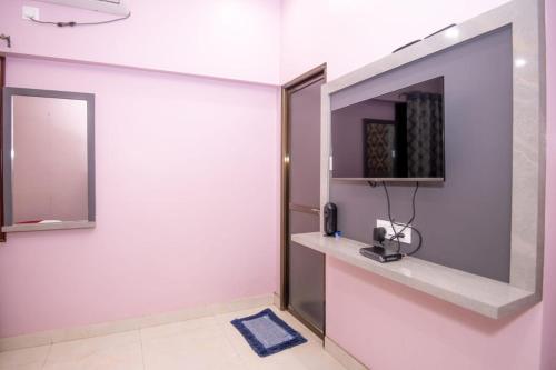 a bathroom with a mirror on the wall and a sink at Hotel Ayodhya Palace - 400 Mtrs from HANUMAN GARHI in Ayodhya