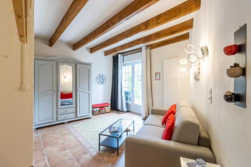 un soggiorno con un divano e un tavolo di Chambre Coquelicot ad Auriac-du-Périgord