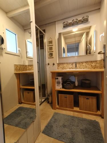 une salle de bain avec un lavabo et un miroir dans l'établissement Charmante maison au calme proche des commodités, à Meschers-sur-Gironde