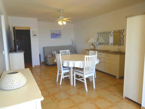 une cuisine et une salle à manger avec une table et des chaises dans l'établissement Superbe 2 Pièces Climatisé - Face Mer - FR-1-833-33, à Canet