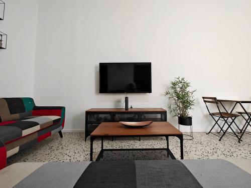 Televisyen dan/atau pusat hiburan di Sleep with and Home