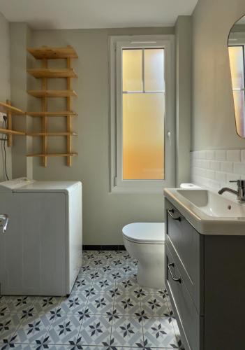 une salle de bain avec toilettes, baignoire et lavabo dans l'établissement Maison Grenat, with terrace by PRIM0conciergerie, à Nevers