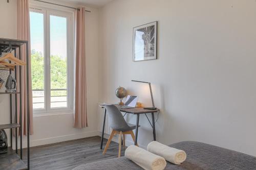 Postel nebo postele na pokoji v ubytování Le Pipet - T2 avec terrasse, vue, à deux pas du théâtre antique