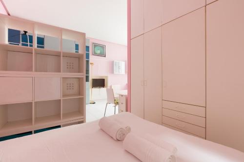 GuestHost - Isola Cosy Pink Studio Apt