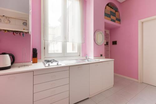 GuestHost - Isola Cosy Pink Studio Apt