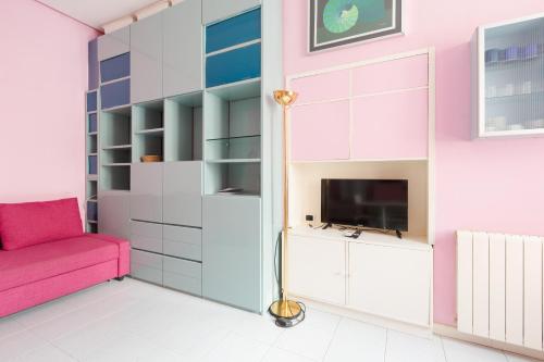 GuestHost - Isola Cosy Pink Studio Apt