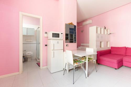 GuestHost - Isola Cosy Pink Studio Apt