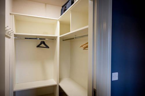 Ένα μπάνιο στο Cliff View Apartment