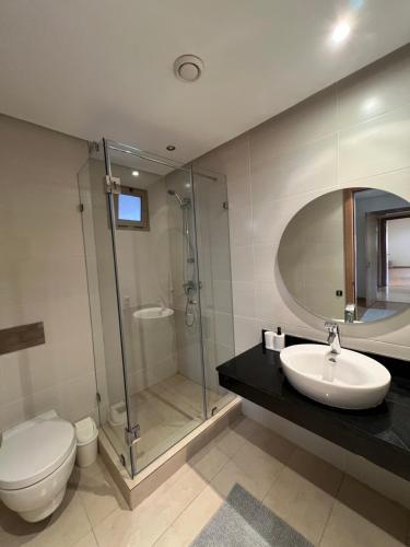 a bathroom with a toilet and a sink and a shower at Évasion de Rêve Luxe, Mer et Calme à la Plage des Nations, Rabat in Oulad Akkou