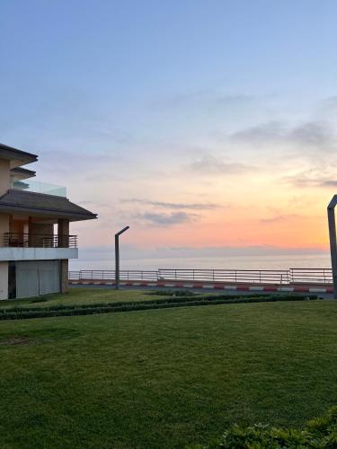 a building with a view of the ocean at sunset at Évasion de Rêve Luxe, Mer et Calme à la Plage des Nations, Rabat in Oulad Akkou
