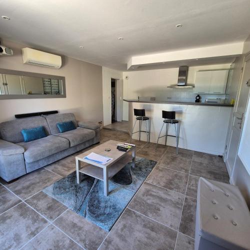 un salon avec un canapé et une table dans l'établissement Saint-Jeannet Studio apartment near Nice, à Saint-Jeannet