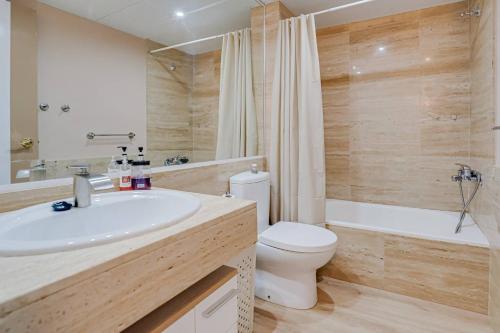 Un baño con un lavabo blanco y un inodoro. en Sabanell Park - Antoni, en Blanes