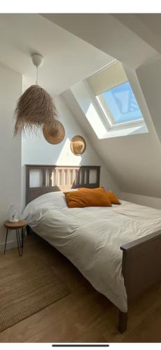 - une chambre avec un lit et un plafond avec une fenêtre dans l'établissement Maison Oneill, à Dunkerque