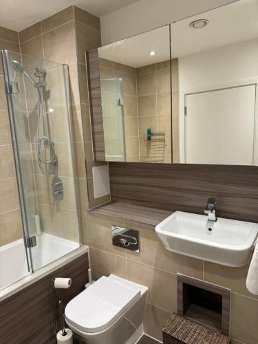 Bilik mandi di Spacious en-suite room near Rainham & Dagenham