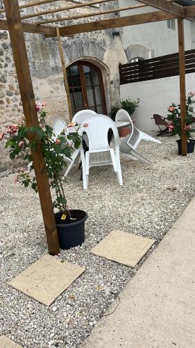 une terrasse avec une table, une chaise, une table et un banc dans l'établissement La Grange farmhouse room with private pool, à Yviers