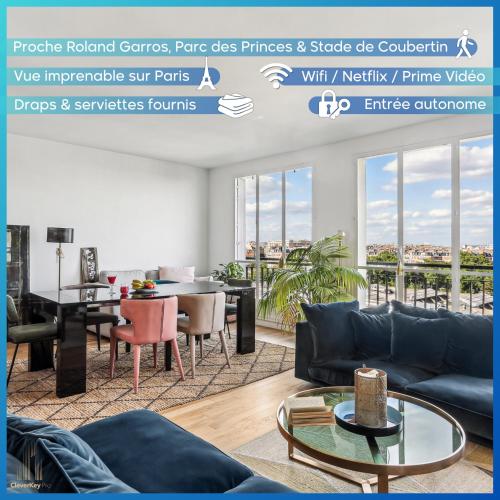 un salon avec un canapé bleu et une table dans l'établissement Appartement vue sur TOUT Paris !, à Boulogne-Billancourt