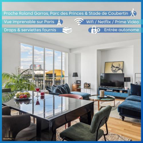 un salon avec une table et des chaises dans l'établissement Appartement vue sur TOUT Paris !, à Boulogne-Billancourt