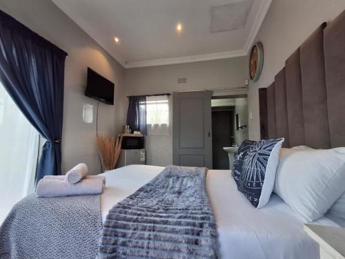 Postel nebo postele na pokoji v ubytování OR Tambo Stay Unit 2