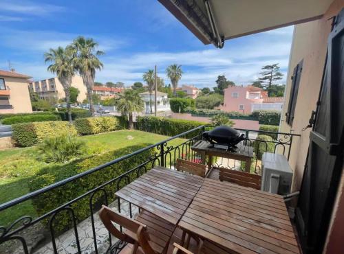 - un balcon avec une table de pique-nique et un grill dans l'établissement Le Cocon vert T2 St Aygulf à 30m de la mer, à Saint-Aygulf