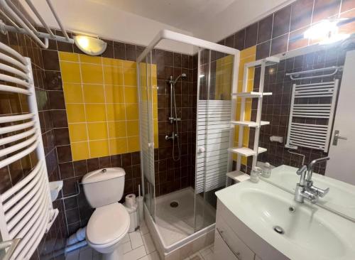 une salle de bain avec toilettes, lavabo et douche dans l'établissement Le Cocon vert T2 St Aygulf à 30m de la mer, à Saint-Aygulf