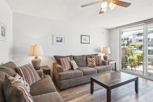 Χώρος καθιστικού στο Beach Condo with Private Patio #135