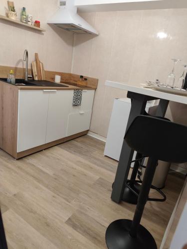 - une cuisine avec un bureau et une chaise dans la chambre dans l'établissement Appartement élégant, chaleureux et cosy à Reims, à Reims