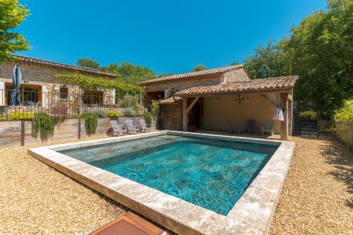 une piscine dans l'arrière-cour d'une maison dans l'établissement Le Petit Écureuil, à Croagnes