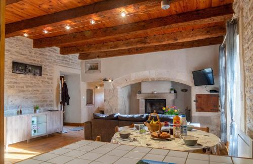 d'une cuisine et d'un salon avec une table et de la nourriture. dans l'établissement Gites de france 4 personnes a mazel bouissy, à Le Mazel-Bouissy