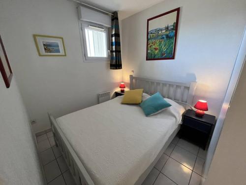 - une petite chambre avec un lit et deux lampes dans l'établissement Apt 2 pièces CAP D'AGDE NATURISME CN080-104, au Cap d'Agde